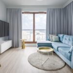 salotto moderno con tende lunghe alle finestre