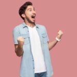 uomo felice che esulta e stringe i pugni
