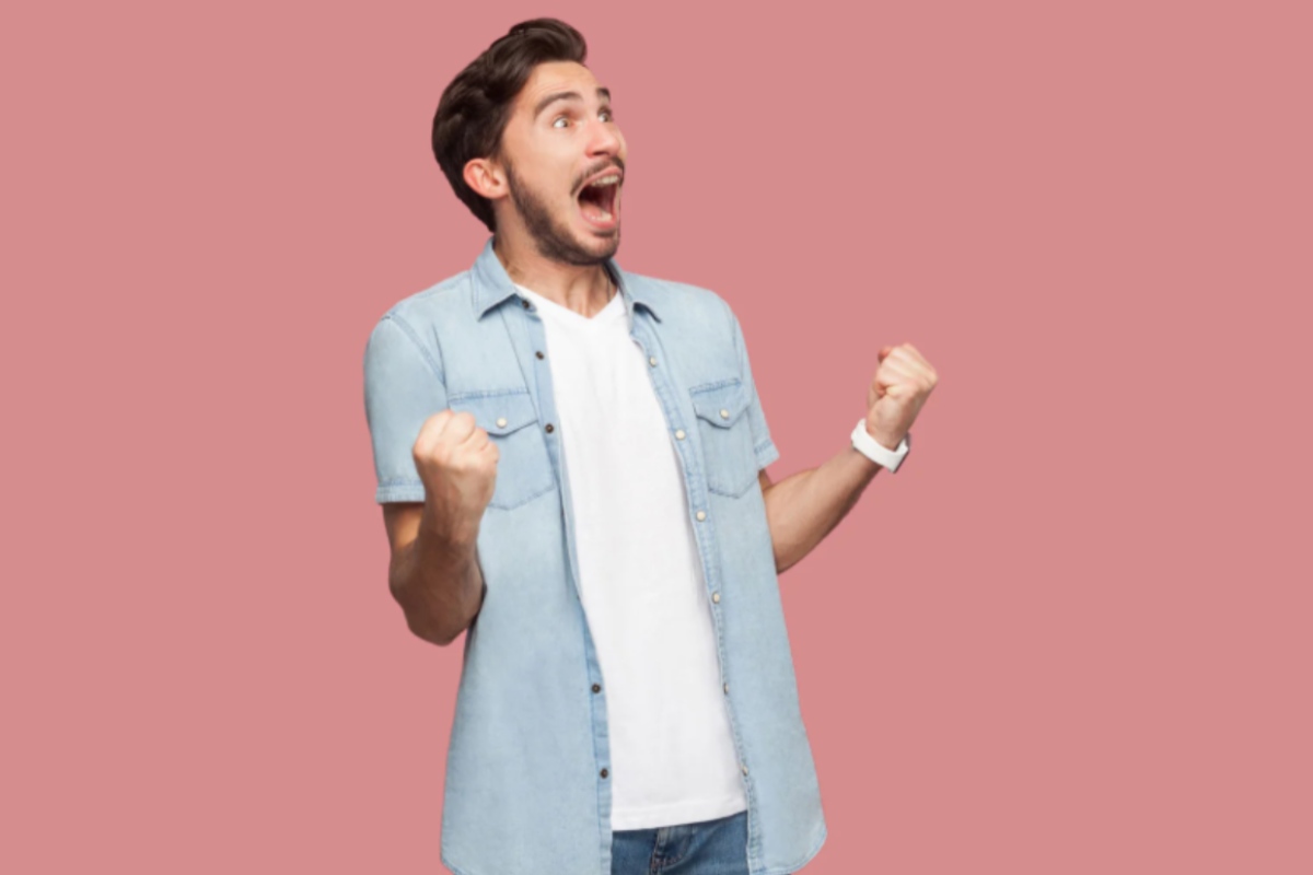 uomo felice che esulta e stringe i pugni