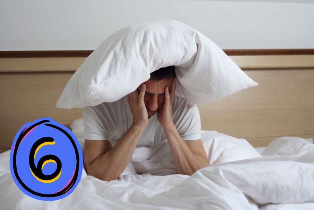 persona con il cuscino in testa