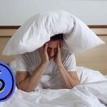 persona con il cuscino in testa