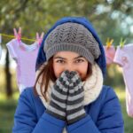 Donna coperta con cappello