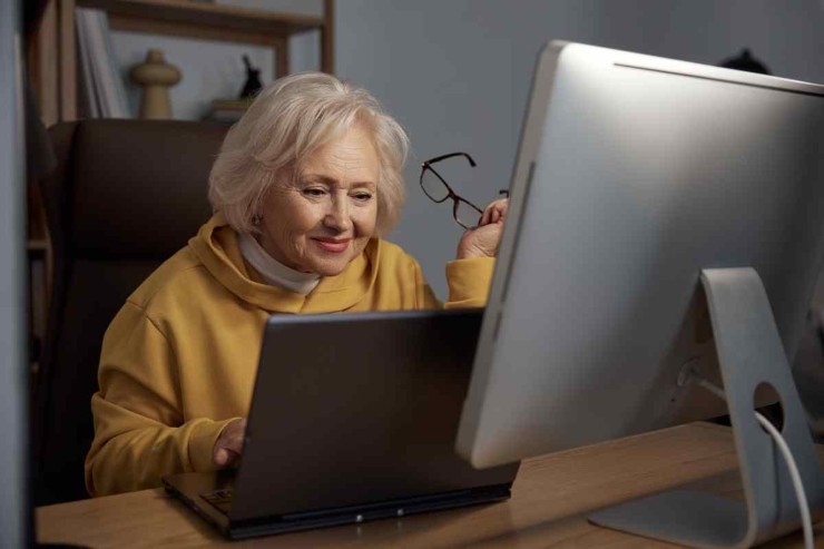 Donna al computer