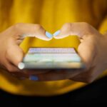 Persona con lo smartphone in mano