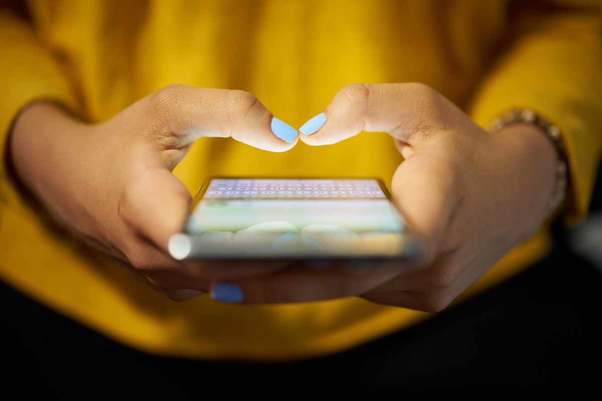Persona con lo smartphone in mano
