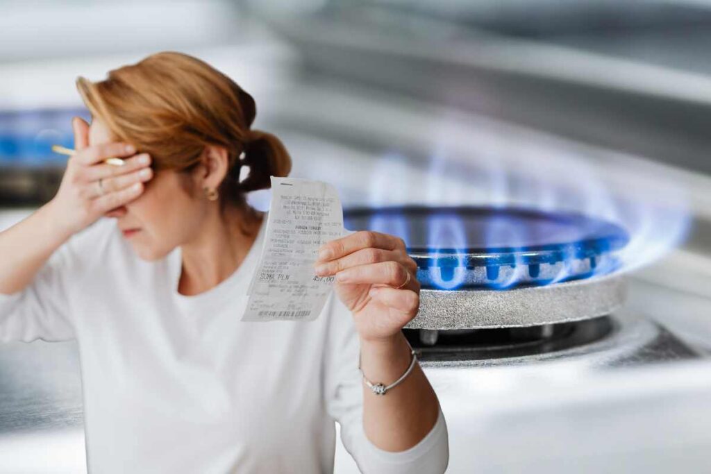 Donna con lo scontrino in mano