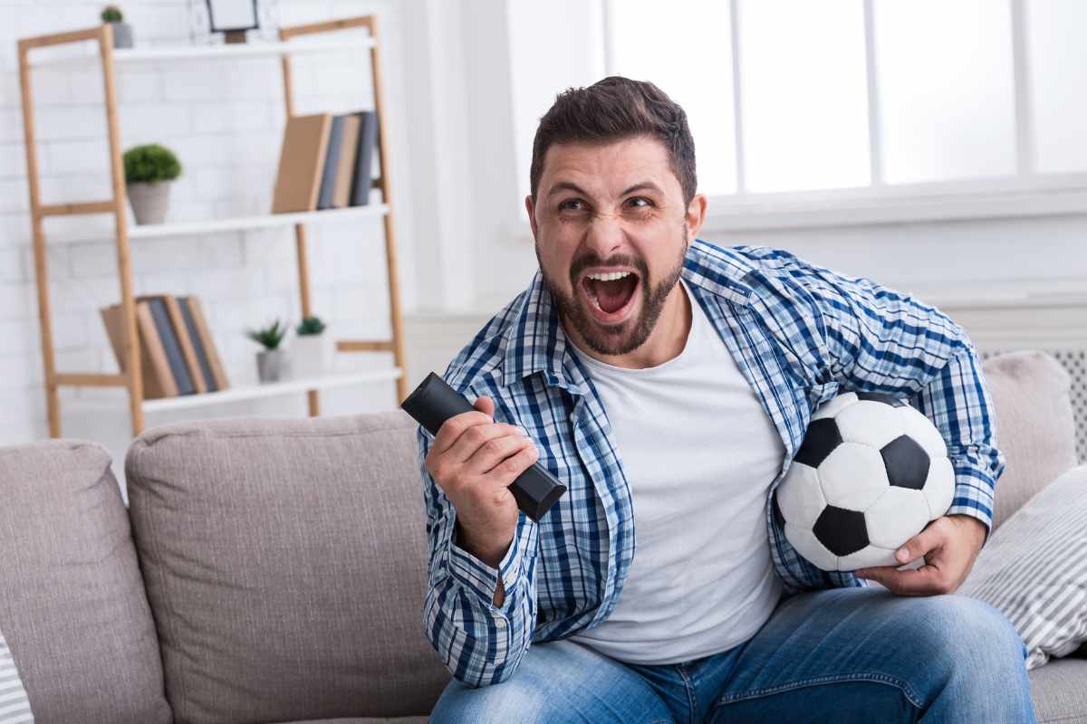 Persona pallone in mano