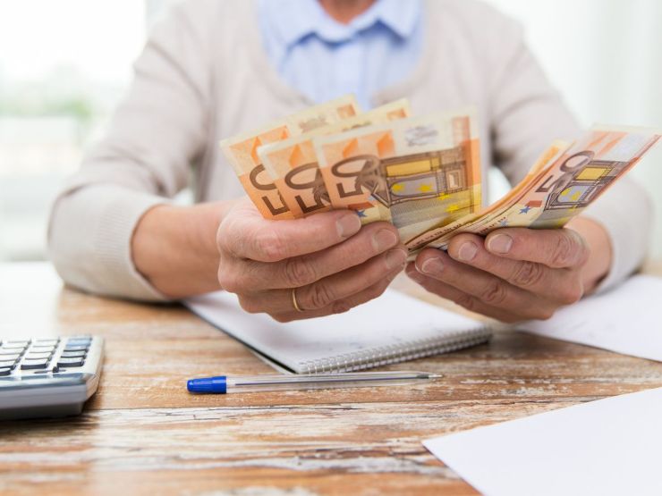Uomo con banconote da 50 € in mano