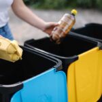 Persona che getta i rifiuti