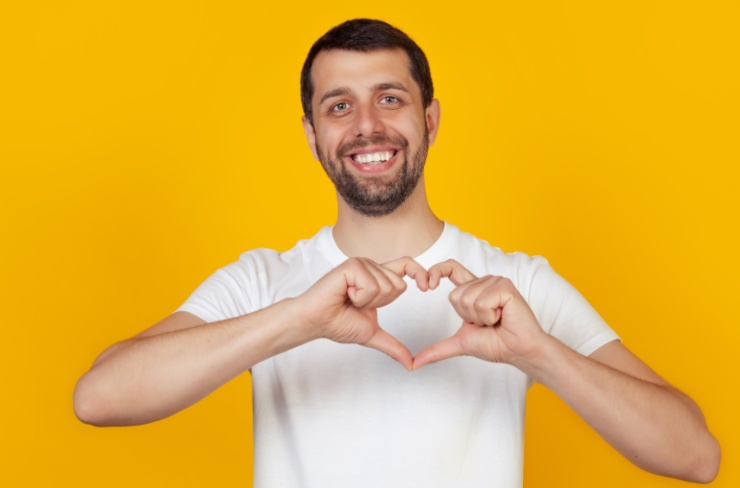 uomo che forma un cuore con le mani
