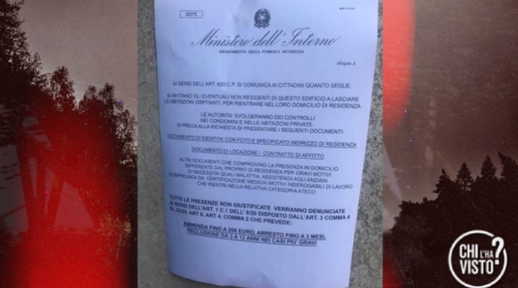 avviso attaccato ad un portone