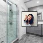 bagno con box doccia e donna che dice no con il pollice rivolto verso il basso