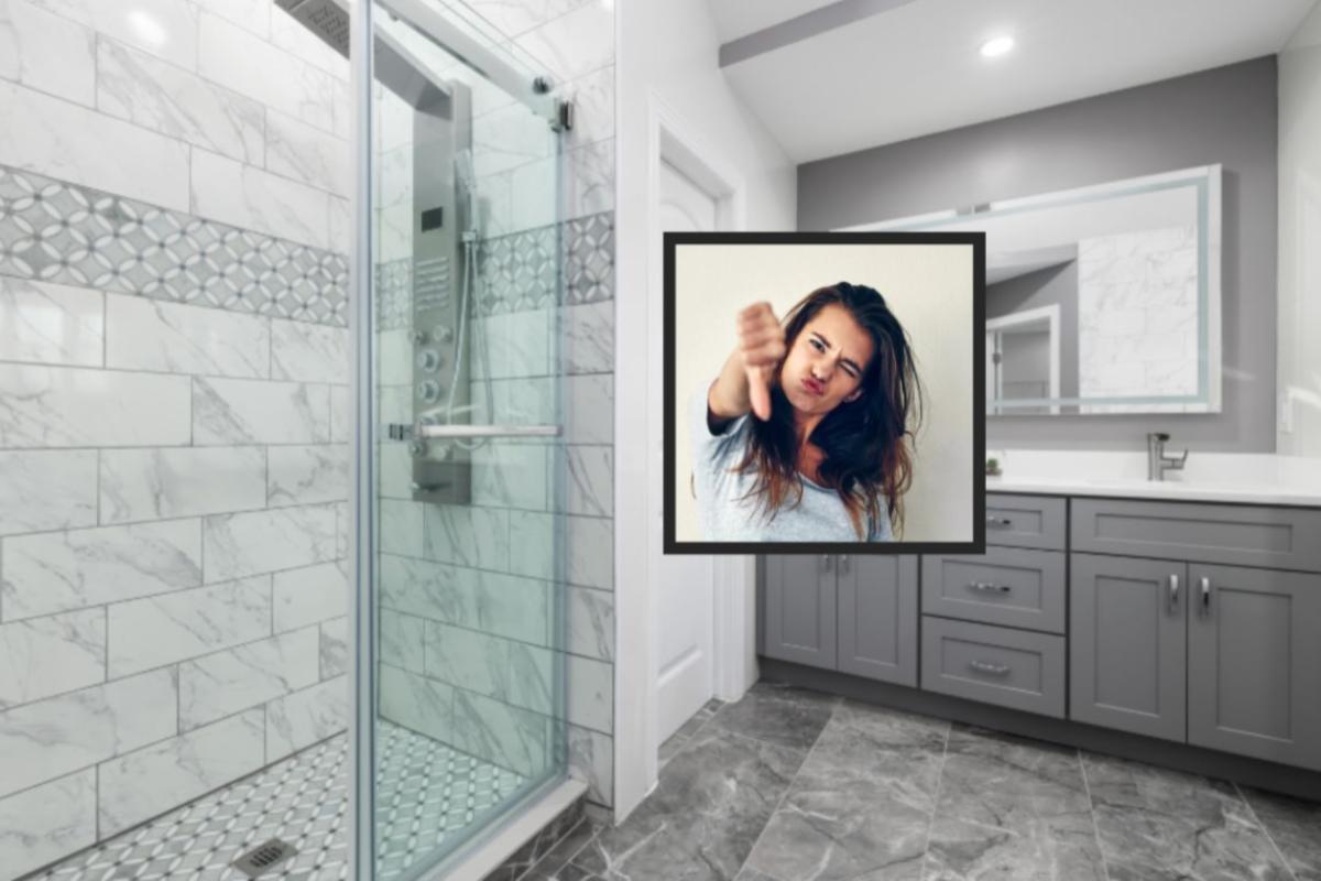 bagno con box doccia e donna che dice no con il pollice rivolto verso il basso