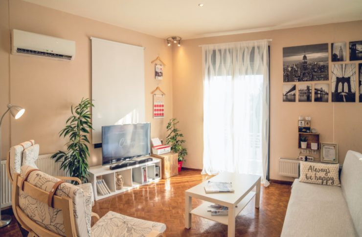 salotto con televisore poltrone tavolino e quadri
