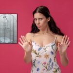 donna che dice no con la mani avanti e nel riquadro una doccia in vetro