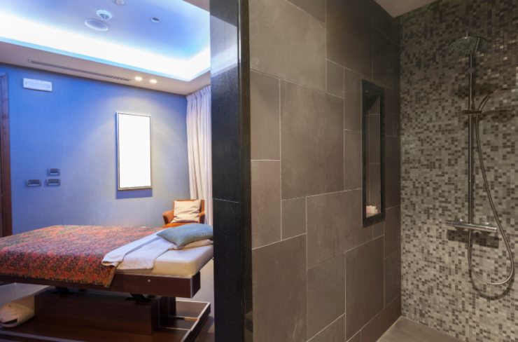 camera di hotel con doccia senza vetro
