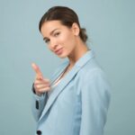 donna vestita da mananger con lo sguardo di sfida