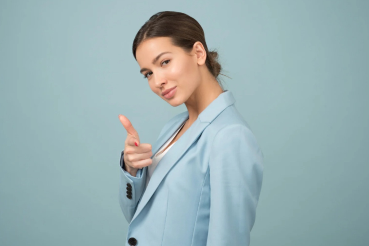 donna vestita da mananger con lo sguardo di sfida