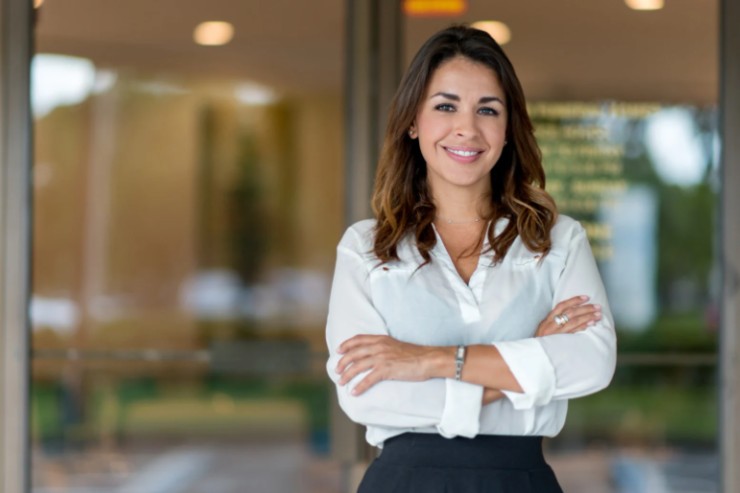 donna di successo che sorride con le braccia incrociate